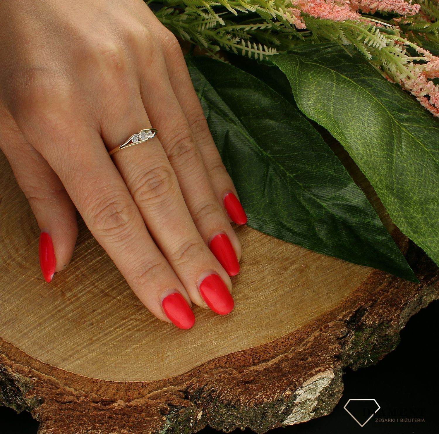 Złoty pierścionek 333 z błyszczącą cyrkonią PI 2291 333 Elegancki pierścionek o prostej formie. Pierścionek wysadzany trzema cyrkoniami.  Pierścionek z wysokiej jakości 8-karatowego żółtego złota. Dodatek łączy w sobie symbo (1).jpg